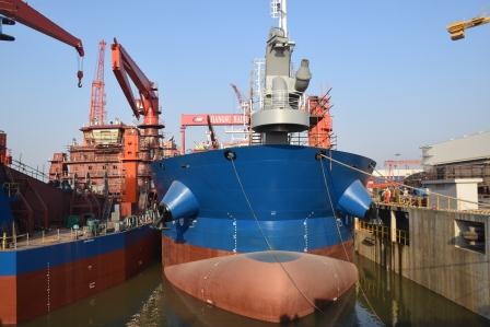 江蘇海新重工熱烈慶祝4艘船舶同日下水、出塢
